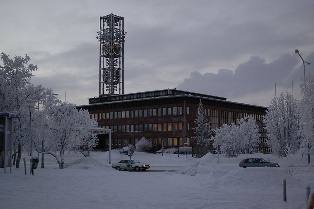 1024px-Kiruna_cityhall_Johan Arvelius
